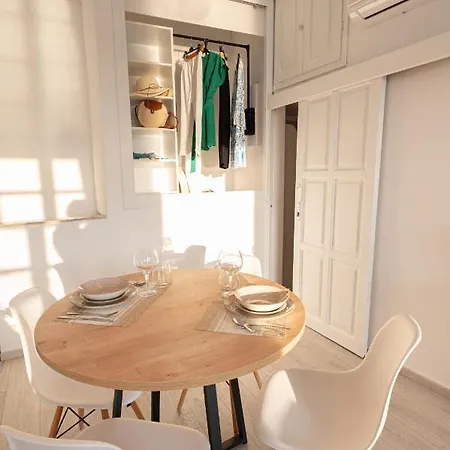 The White Rose Apartment Poros Town